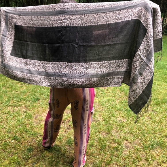 Greyscale Pashmina - Picture 3 of 4